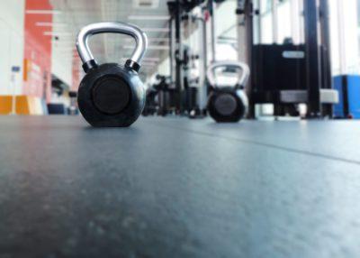 exercise-in-the-gym-with-a-kettlebell-to-build-muscle-and-strength_t20_4dpkG2