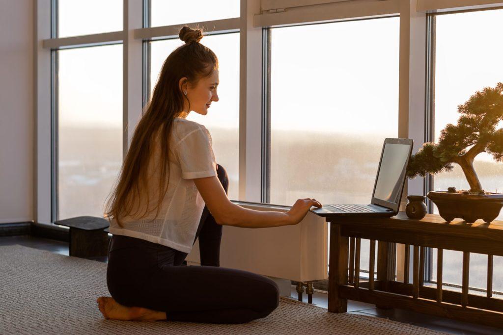 a woman using franchise management software a woman using franchise management software